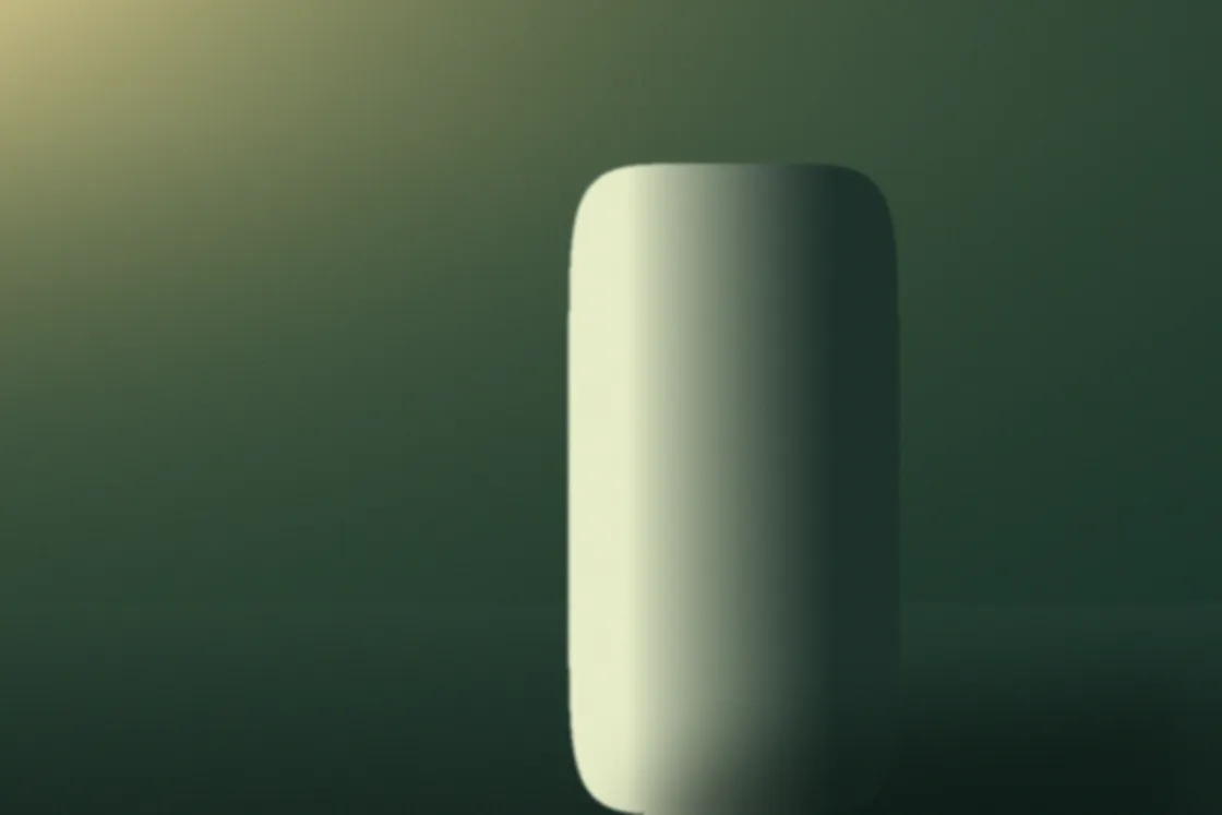 Étude tonale : un volume clair éclairé par une source haute placée à gauche, avec une chute de lumière progressive sur le fond vert profond du studio.